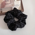 Detalle de coletero floral negro con textura plisada y motivos de flores blancas - Negro Floral Grande