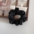 Detalle de coletero floral negro en bandeja de madera con fondo de estética vintage - Negro Floral Pequeño