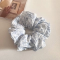 Dettaglio della trama dell'elastico bianco con fiori blu su uno sfondo vintage - 1# Floreale Blu Grande