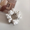 Primer plano detallado de un coletero grande blanco floral con tejido plisado suave - Blanco Floral Pequeño