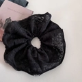 Détail d'un chouchou noir en dentelle à pois et mousseline aux textures plissées - Noir