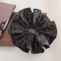 Eleganter großer Haargummi mit Blumenmuster aus schwarz-weißem Strickstoff im Retro-Stil - Groß / Schwarz Blumig