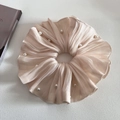 Dettaglio dell'elastico per capelli in seta rosa champagne con perle bianche eleganti - Beige