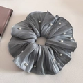 Dettaglio dell'elastico per capelli grigio argento plissettato con perle lucide - Blu Grigio