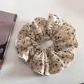 Dettaglio del tessuto floreale retrò e del bordo in pizzo bianco sull'elastico scrunchie - 2# Beige Floreale
