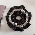Dettaglio dell'elastico scrunchie blu navy a fiori con pizzo bianco e chiffon - 3# Nero Floreale