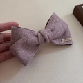 Fermaglio per capelli con fiocco in velluto grigio avena e ciondolo in oro fatto a mano - Rosa