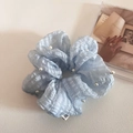 Elastico scrunchie azzurro in seersucker con perle bianche ed etichetta per capelli - Blu