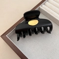 Pinza per capelli nera opaca con logo France Handmade dorato su vassoio beige - Nero