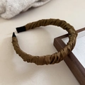 Diadema plisada de satén marrón elegante con acabado brillante y estilo retro minimalista - Marrón