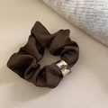 Chouchou en satin marron foncé avec accents en cristal rectangulaires et fini brillant - café