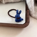Détail de l'élastique à cheveux lapin bleu foncé sur un plateau bois, ambiance chaleureuse - 6# Bleu Marbre