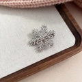 Vue détaillée d'une barrette flocon avec strass sur lin blanc et pull d'hiver chaud - 1# Pince Flocon (Argent)