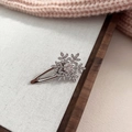 Détail d'une pince à cheveux flocon de neige argentée avec strass sur fond blanc doux - 2# Pince Bec de Canard Flocon (Argent)