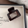 Detail der burgunderfarbenen Acetat-Haarklammer mit goldener Barrette La France Gravur - Klein / Kaffee Quadrat