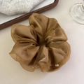 Dettaglio di un elastico per capelli in tulle caramello con eleganti perle bianche - Caffè