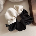 Elegante satijnen scrunchie met zwart-wit kleurblok en jacquard bamboe textuur - 1# Zwart en Wit