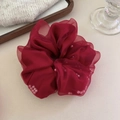 Détail du chouchou en maille rouge foncé avec de délicats ornements en perles - 4# Bordeaux
