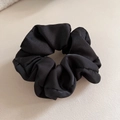 Detail van zwarte satijnen scrunchie met zijdezachte textuur en bamboe jacquard patronen - 3# Puur Zwart