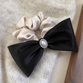 Elegante coletero de satén champán con lazo negro y detalle de perla y cristal - Lazo Negro (2#Lazo Negro)