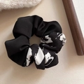Elegante satijnen scrunchie met inktprint en chique zwart-wit patchwork ontwerp - Zwart