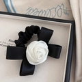 Eleganter schwarzer Satin-Haargummi mit weißer 3D-Kamelienblüte und Haarschleife - Weiß