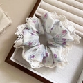 Dettaglio ravvicinato dell'elastico floreale con pizzo e fantasie color pastello - Floreale Rosa Viola (2#)