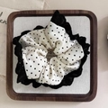 Chouchou rétro français à pois avec bordure en dentelle sur un plateau en bois - Pois Blancs