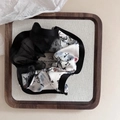 Vue macro d'un chouchou en soie bicolore avec calligraphie chinoise sur plateau bois - Chouchou Spliced Mesh Papillon Encre