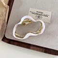 Detailansicht der unregelmäßigen Haarklammer mit weißer Emaille und Gold-Finish auf Stoff - 1# Perlweiß Muschel