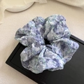Scrunchie romantico oversize a fiori blu in tessuto plissettato per acconciature eleganti - Grande Elastico Floreale Blu