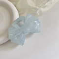 Détail d'une pince à cheveux bleue claire en forme de nœud au fini translucide poli - 1# Pince à Cheveux Nœud Bleu Transparent