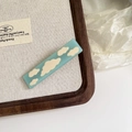 Pinza de pelo de acetato azul cielo con diseño de nubes blancas en bandeja de madera - Verde fresco