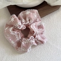 Chouchou rose pâle avec broderie florale en dentelle blanche sur tissu en maille - Rose Clair