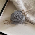 Pince à cheveux rose en maille grise faite main avec détails de corde rustique - Gris