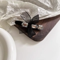 Détail de la pince à cheveux nœud en tulle noir avec trois strass rectangulaires - Nœud Strass-Noir