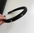Dettaglio del cerchietto in raso nero fatto a mano con eleganti fiocchi in metallo - Cerchietto Nero con Fiocco Dorato