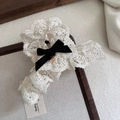 Elegante molletta per capelli in pizzo beige con fiocco in raso nero su lino - Fermaglio a fiocco