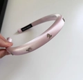Dettaglio cerchietto in raso rosa con fiocchi in metallo e etichetta fatta a mano - Cerchietto Rosa con Fiocco Argentato