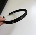 Dettaglio del cerchietto in raso nero fatto a mano con fiocchi in metallo argento decorativi - Cerchietto Nero con Fiocco Argentato