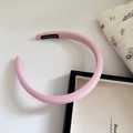 Detail of pink fabric headband featuring a black Handmade woven label on the inner side - Pink