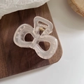 Pince à cheveux nœud blanc en résine mate sur une table en bois pour coiffure chic - Rose Gelée - Nœud Papillon