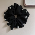 Elegante elastico scrunchie nero glitterato con fiori di perle bianche per capelli - Nero