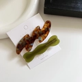 Set di due fermagli per capelli ondulati in acetato vintage tartarugati e verde oliva su carta - Verde