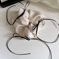Eleganter weißer Satin-Haargummi mit langer schwarzer Bandschleife im Ballett-Stil Accessoire - Gebrochenes Weiß