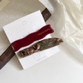 Détail de deux barrettes rétro en acétate rouge vin et marbré vert-brun sur carte blanche - 2# Rouge Vintage