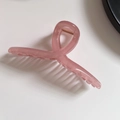 Detailansicht der rosa transparenten Haarklammer mit Metallfeder und großen Zähnen - 4# Kreuz-Stil