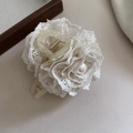 Pinza per capelli con fiore in pizzo bianco e perla su base in resina beige - Molletta Fiore 3D