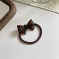 Gros plan sur le nœud en acétate ambré avec inscription dorée France Handmade - Bleu Café