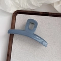 Détail d'une pince à cheveux de 13 cm en acrylique bleu brillant sur un support en toile - Bleu Brume